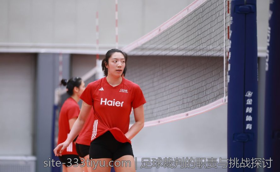 足球裁判的职责与挑战探讨